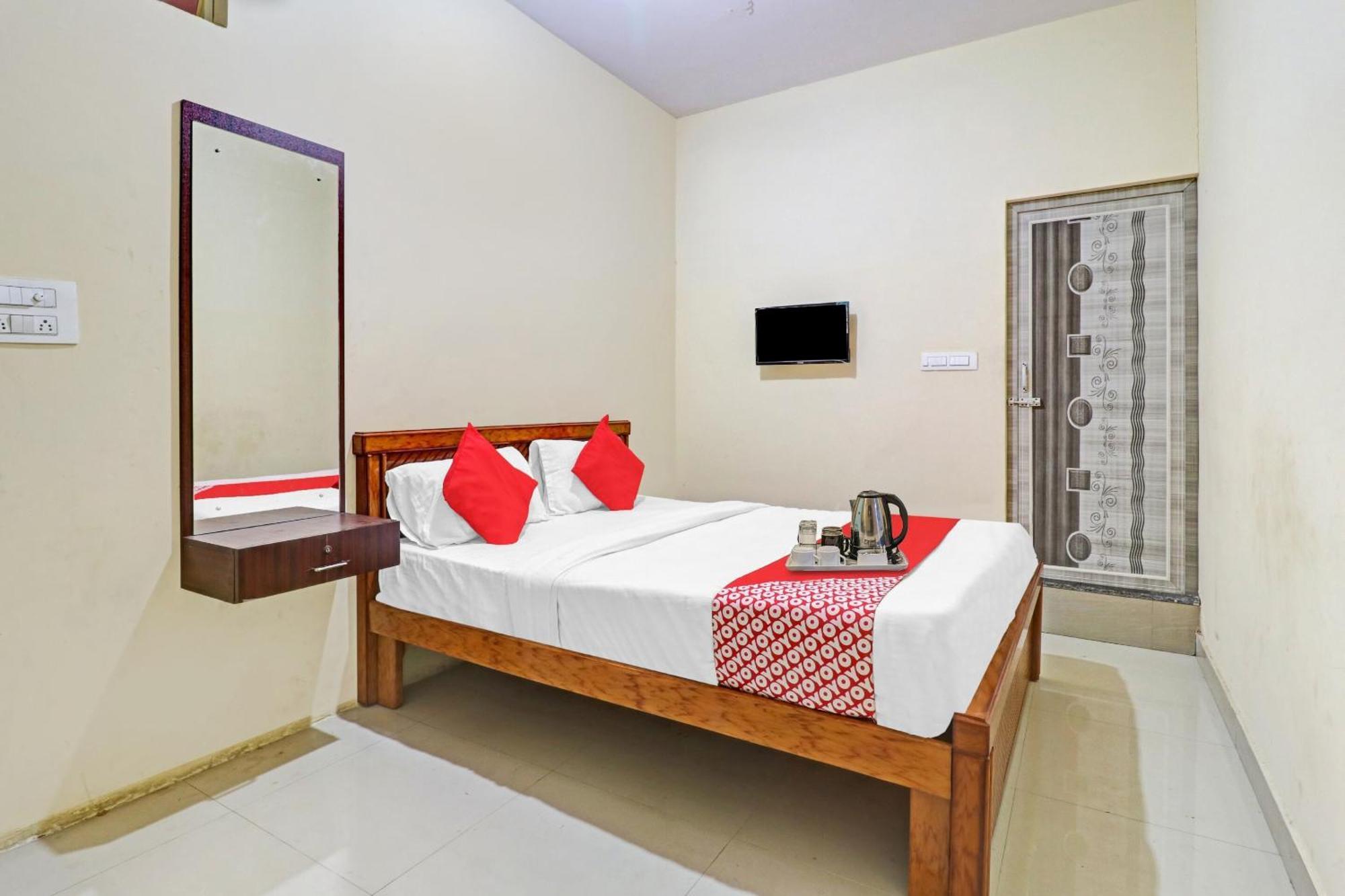 Hotel O Lakshmi Sri Deluxe Boarding & Lodgeing Kumbalgod Exterior foto
